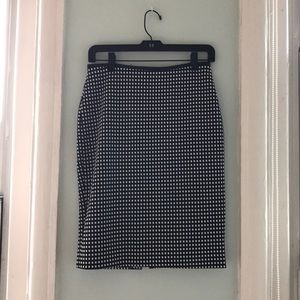 Black and white printed pencil skirt.